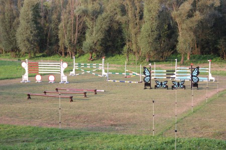 Výchova začínajúcich mladých jazdcov na koni v parkúrovom skákaní